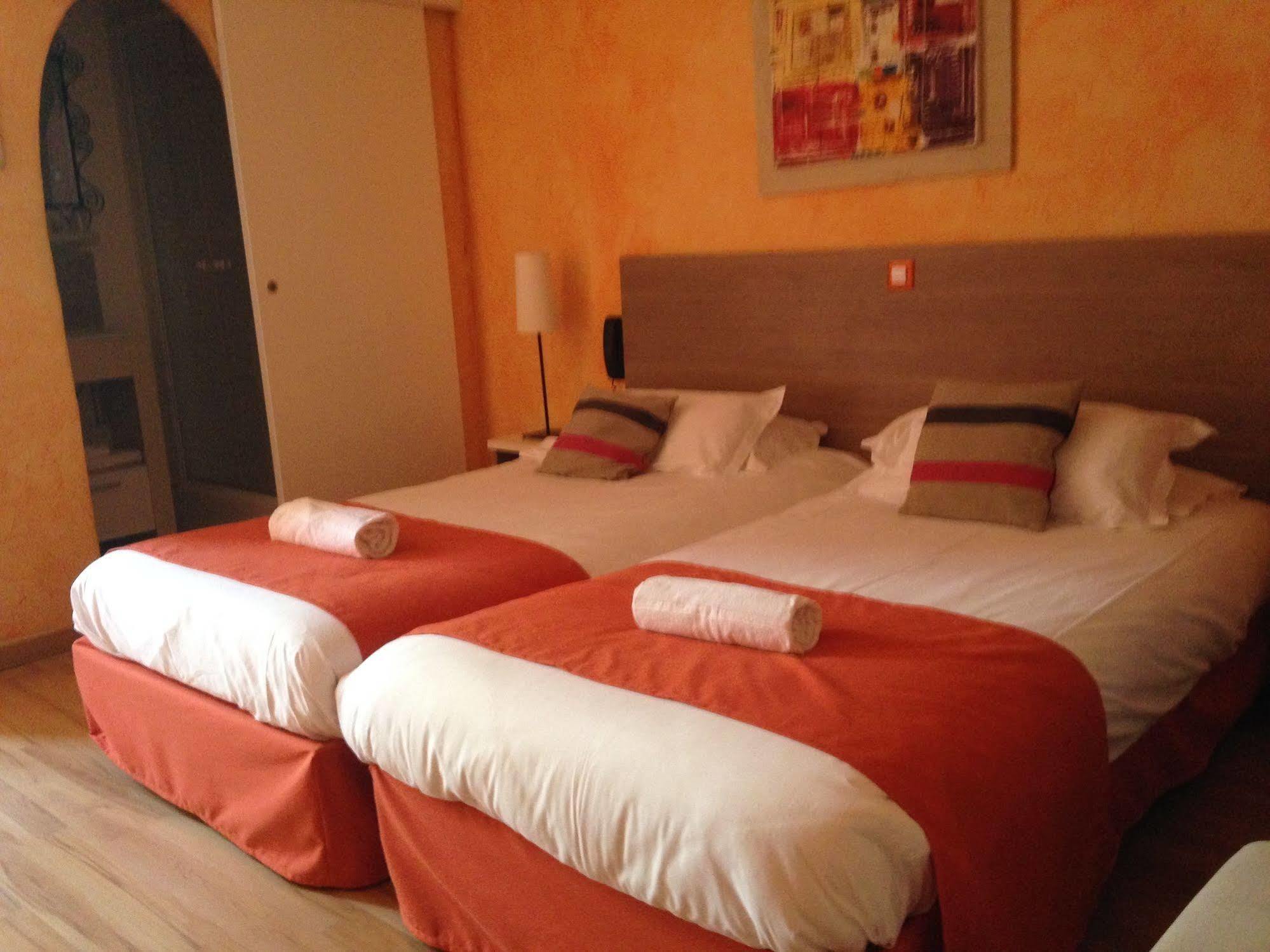 Hotel Cote Patio نيم المظهر الخارجي الصورة